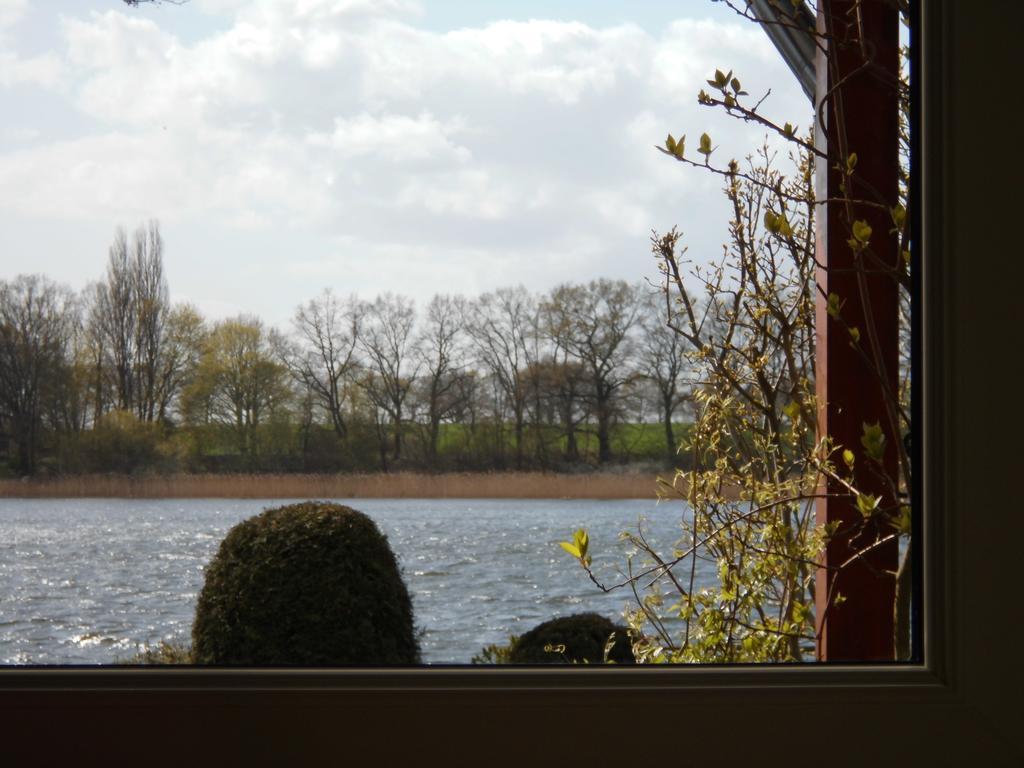 Bungalow Idylle Am See Neuruppin Bagian luar foto