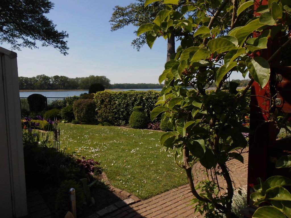 Bungalow Idylle Am See Neuruppin Bagian luar foto