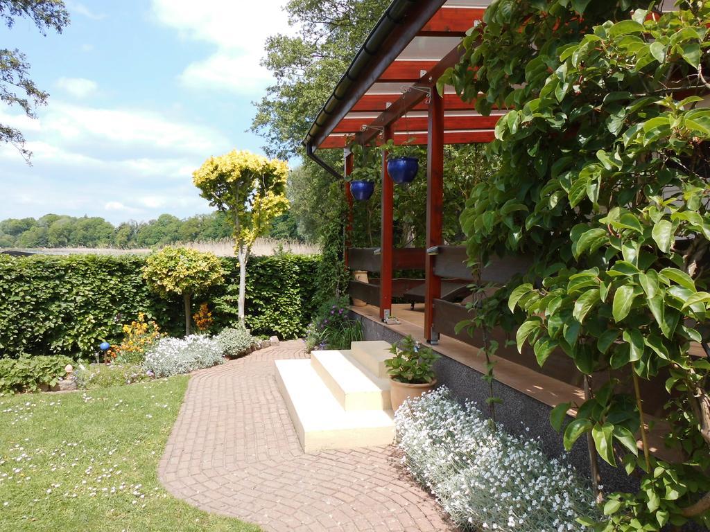 Bungalow Idylle Am See Neuruppin Bagian luar foto