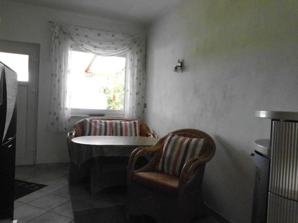 Bungalow Idylle Am See Neuruppin Bagian luar foto